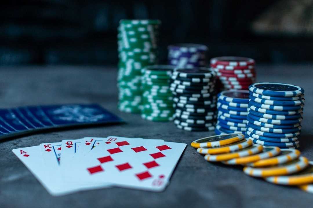 Chơi Poker trên điện thoại có kiếm thêm thu nhập hay không?